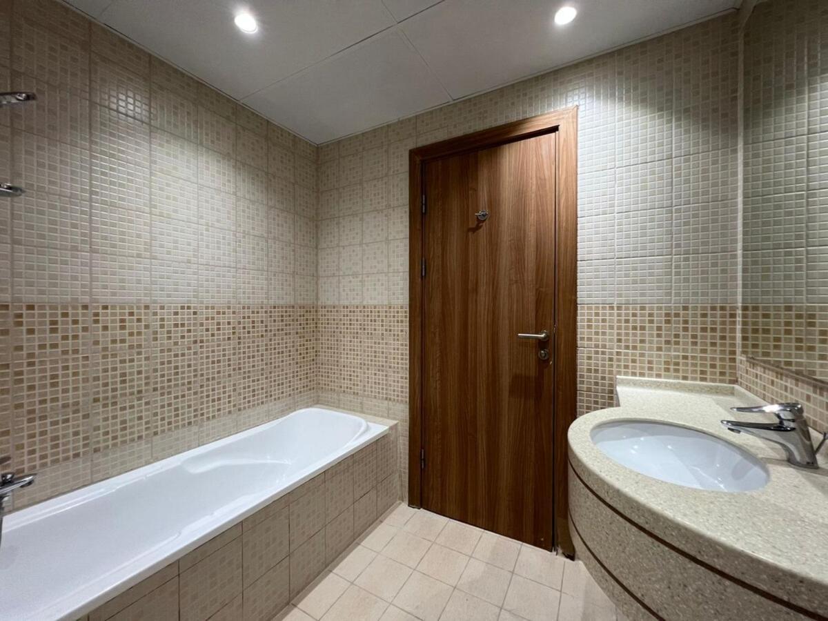 Stylish 1b In Heart Of Marina Near Attractions Dubai